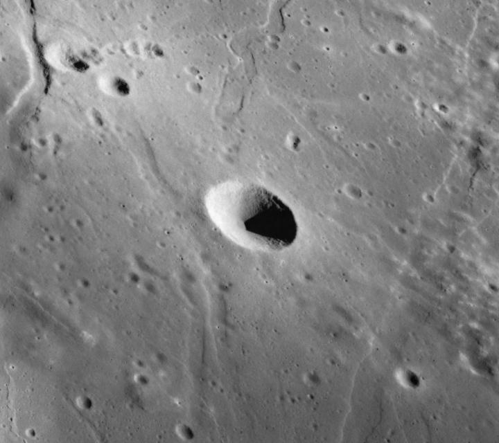 Clerke crater AS17-M-0941 720x640 0