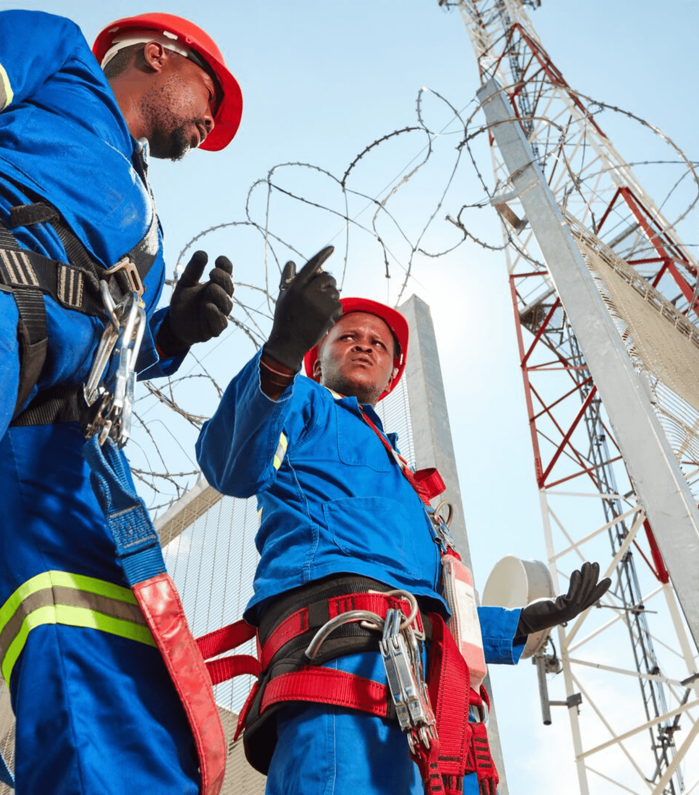 vodafone-two-engineers-in-safety-gear-talking