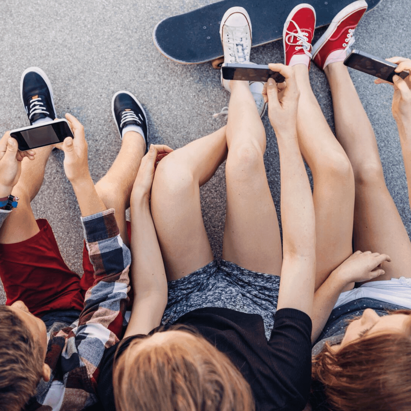 vodafone-young-kids-using-mobile-phones-skateboarding